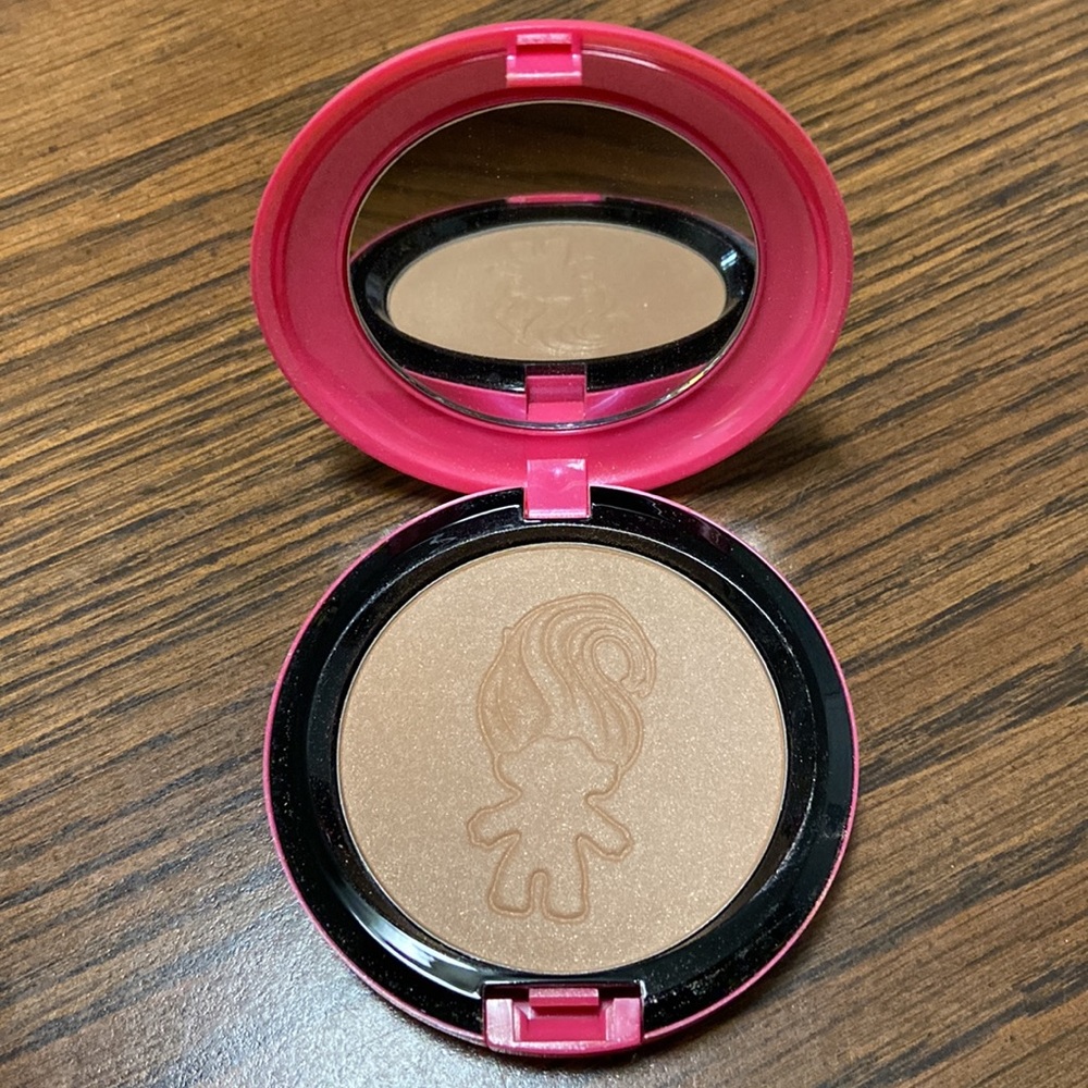 MAC Cosmetics Trolls “Glo Rida” beauty powder. Expired